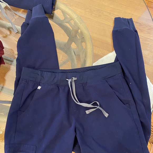 Navy blue figs Zamora scrub pants in size medium tall - Picture 2 of 2